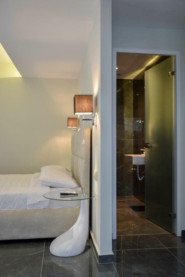 24K Athena Suites Exterior photo